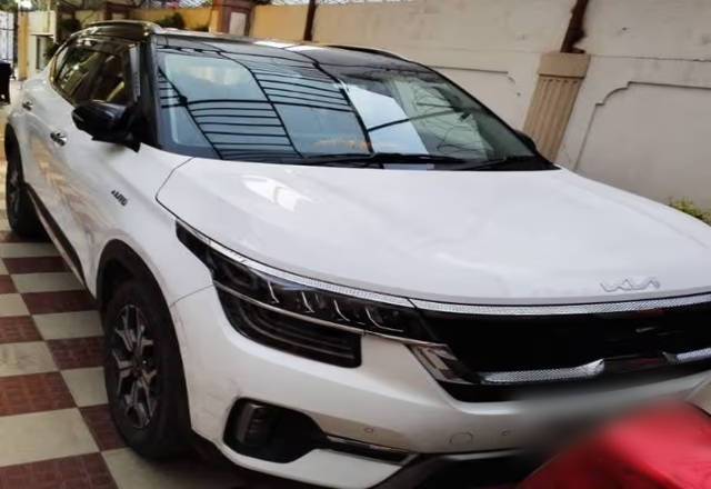 https://images10.gaadi.com/usedcar_image/4532550/original/b9bbfeb6-f8cd-41ba-9942-a97e7e1b5e7c.?imwidth=6401