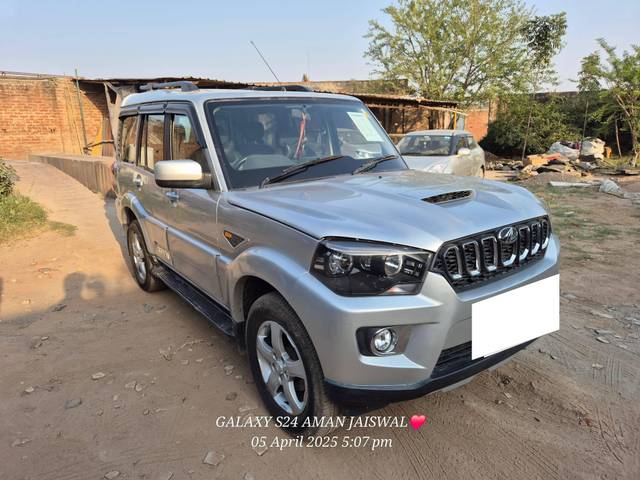 https://images10.gaadi.com/usedcar_image/4532611/original/processed_9e08efe3-c46b-4913-8cca-1693935bbc22.jpg?imwidth=6400