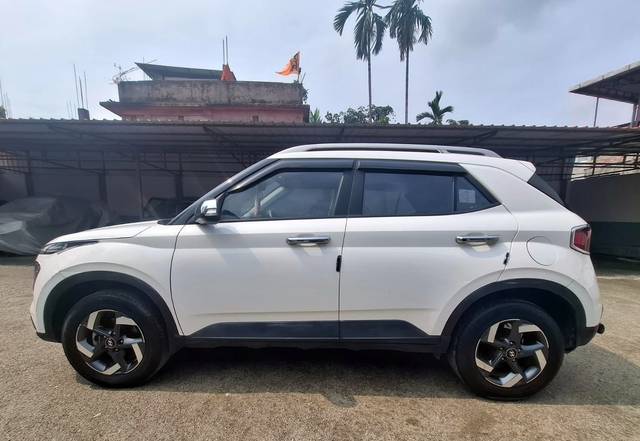 https://images10.gaadi.com/usedcar_image/4532613/original/16fcadbbf9be01680c878de49f917e7c.jpg?imwidth=6402