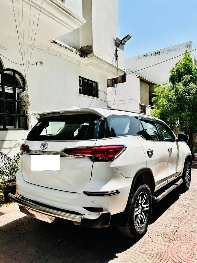 https://images10.gaadi.com/usedcar_image/4532636/original/processed_bd821f718fc7d3b63beb0fc4ee7a3f27.jpg?imwidth=6402