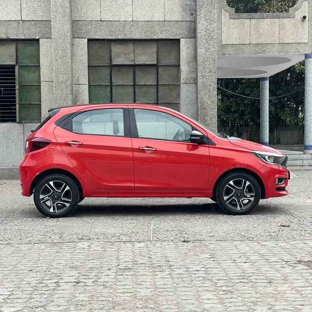 https://images10.gaadi.com/usedcar_image/4532646/original/9874a4bde1d80761dfdcdfc8a14610ae.jpg?imwidth=6401