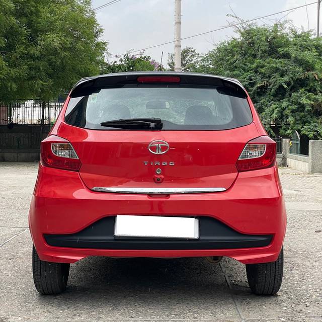 https://images10.gaadi.com/usedcar_image/4532646/original/processed_f6a663a3fdf304da2dc4893583b25608.jpg?imwidth=6402