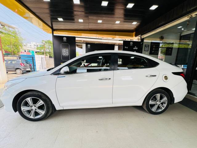 https://images10.gaadi.com/usedcar_image/4532672/original/processed_11a041f9ea35d91f344bf8cc7c3a8a45.jpg?imwidth=6402