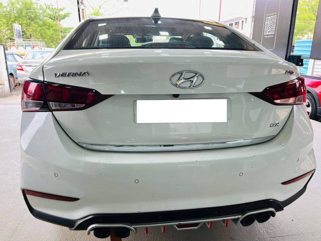 https://images10.gaadi.com/usedcar_image/4532672/original/processed_3af288bd2bdf498705ee60c44290a744.jpg?imwidth=6401