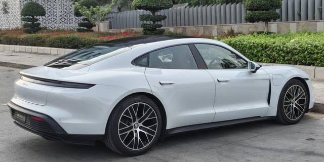 https://images10.gaadi.com/usedcar_image/4532691/original/55f810566a470bbda53a983b328010e7.jpeg?imwidth=6402