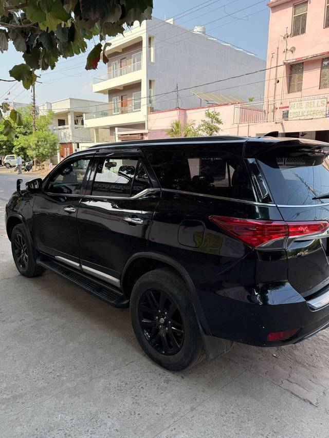 https://images10.gaadi.com/usedcar_image/4532697/original/processed_42809e47922f3115eca373a56b0b1761.jpg?imwidth=6401