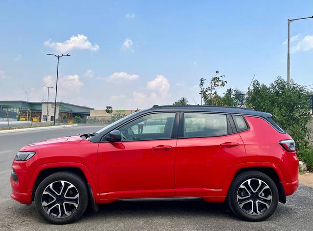 https://images10.gaadi.com/usedcar_image/4532795/original/ef5595f083dffd33296a31c14bd99b69.jpg?imwidth=6402