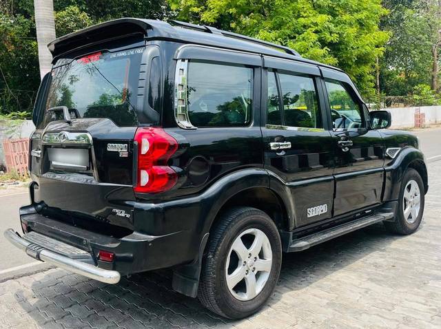 https://images10.gaadi.com/usedcar_image/4532911/original/processed_1042bfd14314a2fac4cb243b81064db0.jpg?imwidth=6402