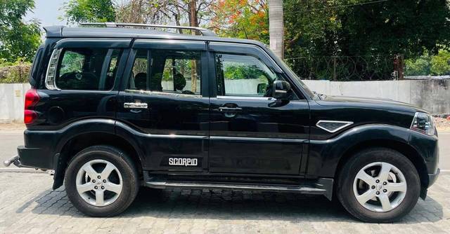 https://images10.gaadi.com/usedcar_image/4532911/original/processed_b0b808b16e09ba84217cabbcbcda9a25.jpg?imwidth=6401