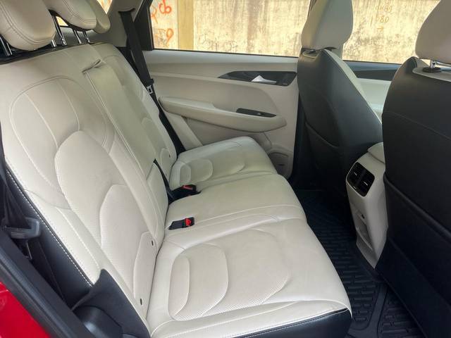 https://images10.gaadi.com/usedcar_image/4532933/original/3359acc518768b6625db4ff3637959f8.jpg?imwidth=6401