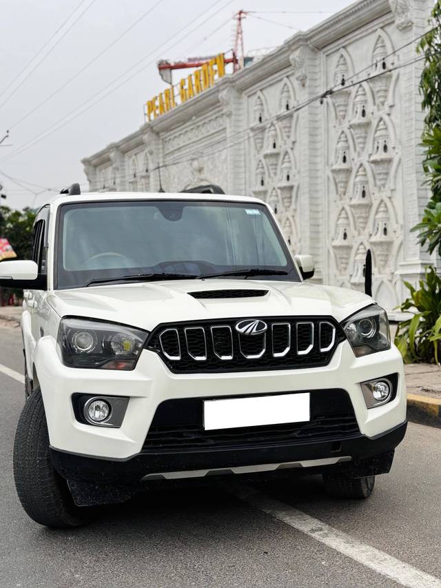 https://images10.gaadi.com/usedcar_image/4532935/original/processed_482693fafeb5513574d7f4d0353dfcfb.jpg?imwidth=6400