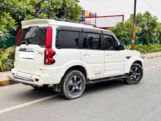 https://images10.gaadi.com/usedcar_image/4532935/original/processed_ee2047083e7af7753f27e5280ab43eb5.jpg?imwidth=6401