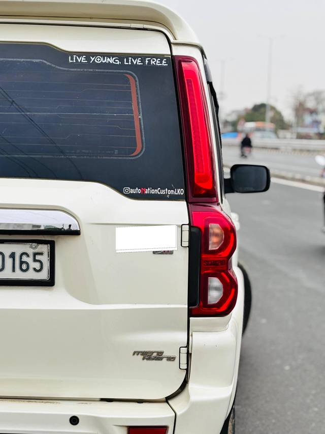 https://images10.gaadi.com/usedcar_image/4532935/original/processed_febb62eca7ea23c10be9cb160bdfb232.jpg?imwidth=6402