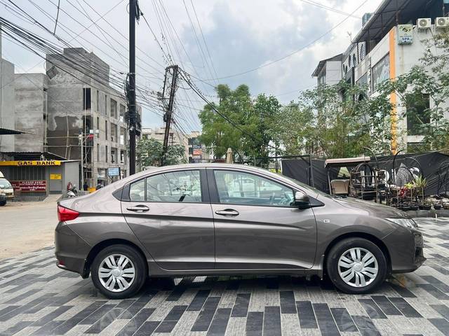 https://images10.gaadi.com/usedcar_image/4532995/original/processed_aaf10b5f8ece5dda9a3ff0a14d2e8337.jpg?imwidth=6401