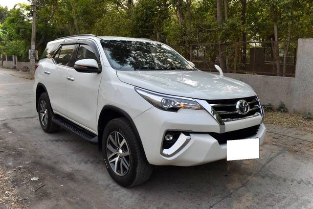 https://images10.gaadi.com/usedcar_image/4533001/original/processed_09d7792fc8a2a65ead2c01f8be501a1f.jpg?imwidth=6400