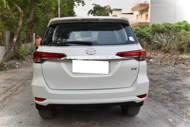 https://images10.gaadi.com/usedcar_image/4533001/original/processed_5d2e1720a82412546bbe283c12680d31.jpg?imwidth=6402