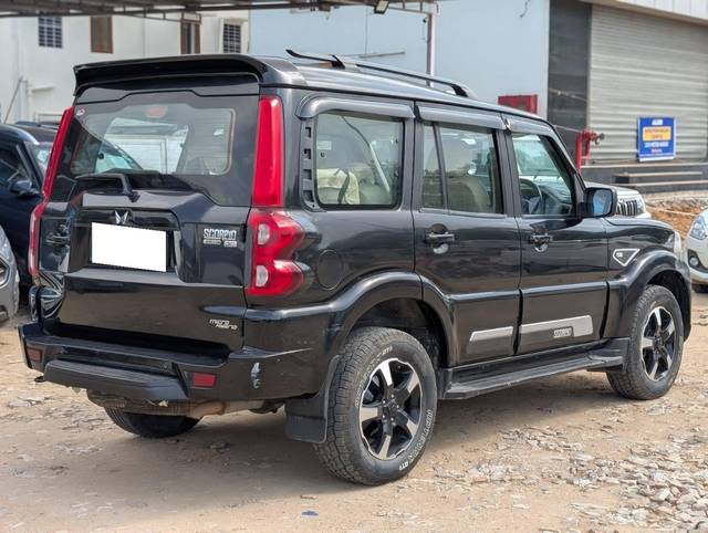 https://images10.gaadi.com/usedcar_image/4533053/original/processed_6ada1baa21123c80015da81edf6fa284.jpg?imwidth=6401