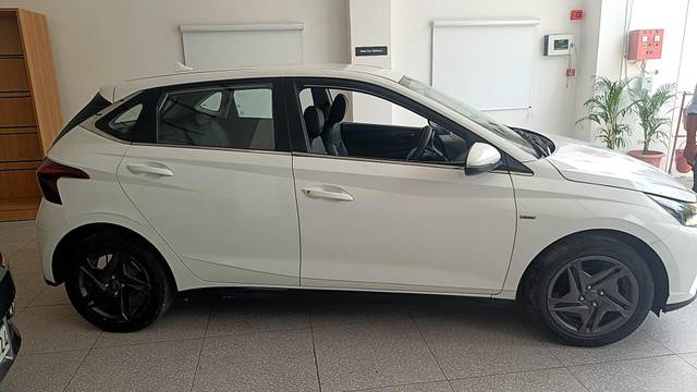 https://images10.gaadi.com/usedcar_image/4533061/original/processed_68ec2fc1c1038138be12095822655728.jpg?imwidth=6401