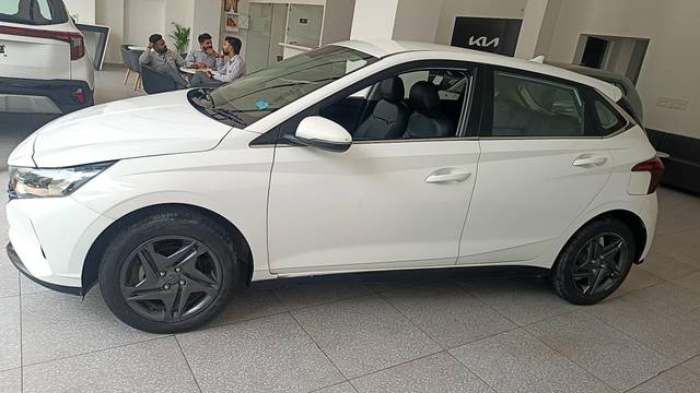 https://images10.gaadi.com/usedcar_image/4533061/original/processed_84c74103feddacd2221f9c878afdc49b.jpg?imwidth=6400