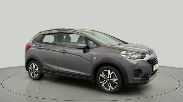 https://images10.gaadi.com/usedcar_image/4533069/original/bde6f1a5518c016623c2308eef405d74.jpg?imwidth=6400