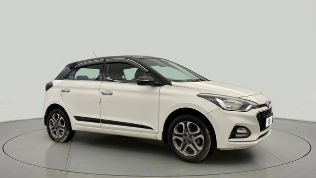 https://images10.gaadi.com/usedcar_image/4533076/original/a4a22fe4aa795f57a9c75c0becf4b436.jpg?imwidth=6400