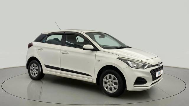 https://images10.gaadi.com/usedcar_image/4533080/original/00f47e3163332fdcfdfae1e095926416.jpg?imwidth=6400