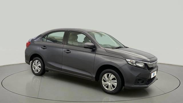 https://images10.gaadi.com/usedcar_image/4533084/original/c5306e493a691cc3970bc28ad45caf1e.jpg?imwidth=6400