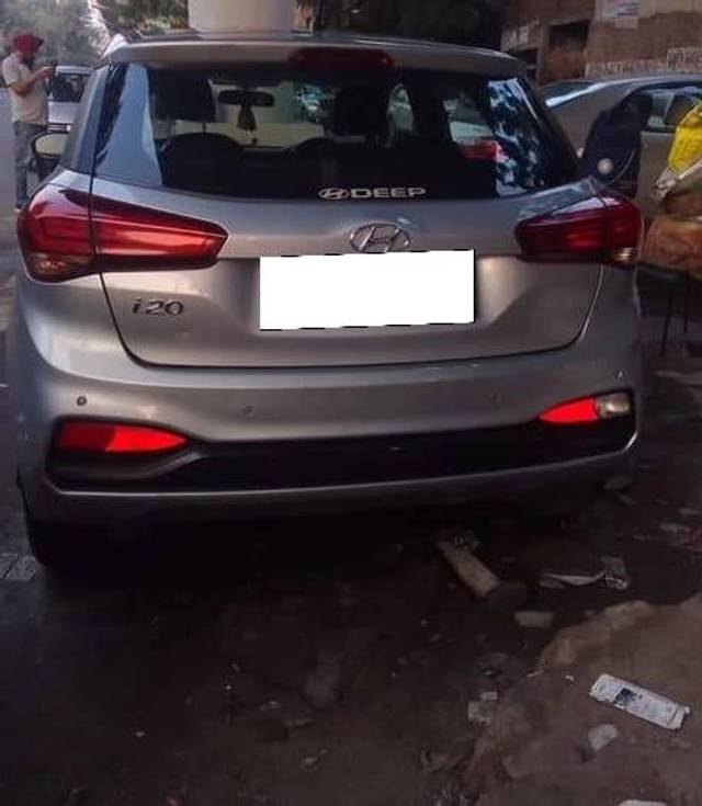 https://images10.gaadi.com/usedcar_image/4533322/original/processed_9a5beb7f3a5b49dae9f77f95bc711225.jpg?imwidth=6401