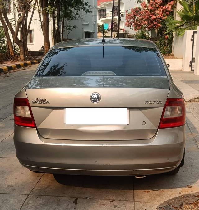 https://images10.gaadi.com/usedcar_image/4533424/original/processed_e1d1e2e513694b9802a4a320fbfcf0af.jpg?imwidth=6401