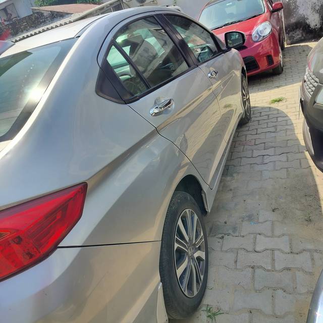 https://images10.gaadi.com/usedcar_image/4533488/original/6a93b7b74bbd4e92603de800ad0a01b0.jpg?imwidth=6402