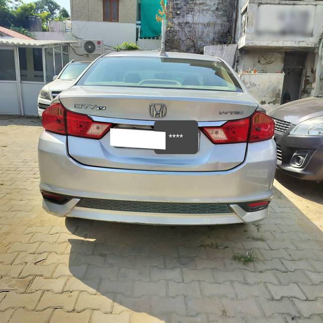 https://images10.gaadi.com/usedcar_image/4533488/original/processed_cd3c5fa127e32a18c980f26db9f842b6.jpg?imwidth=6401
