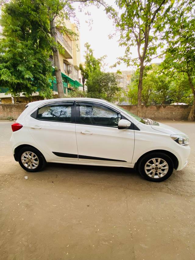 https://images10.gaadi.com/usedcar_image/4533492/original/bd8b103c6a70a9c68935f5e1a8ad8fd1.jpg?imwidth=6401