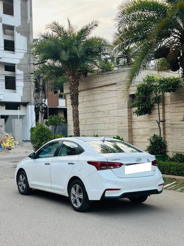 https://images10.gaadi.com/usedcar_image/4533538/original/processed_48f098c98070d91c4402804ef865de6c.jpg?imwidth=6402