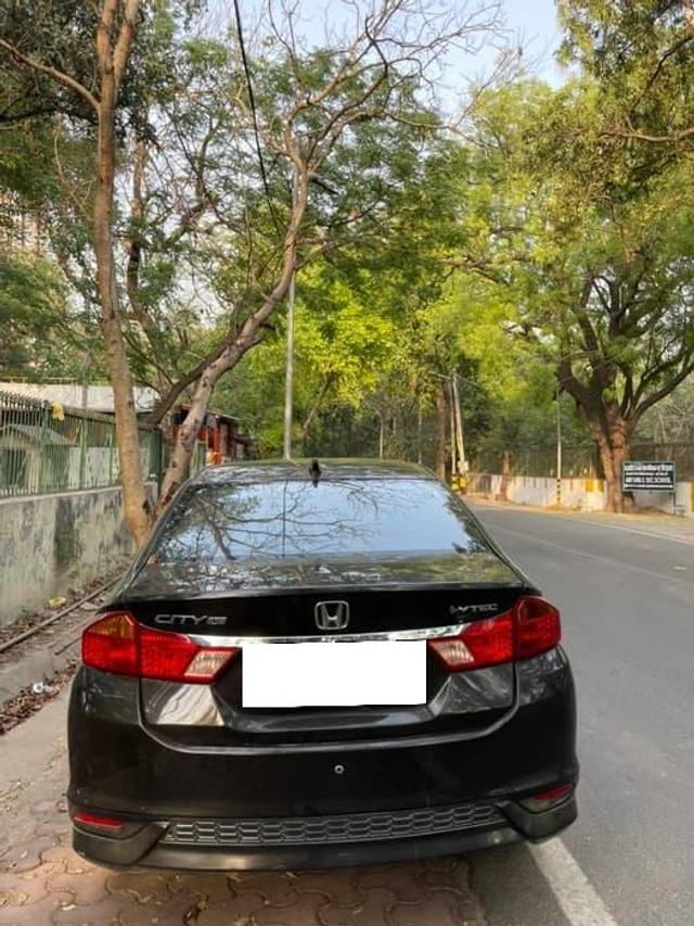 https://images10.gaadi.com/usedcar_image/4533620/original/processed_086410e79b7fb874ff86bc5d4fc27ac2.jpg?imwidth=6402
