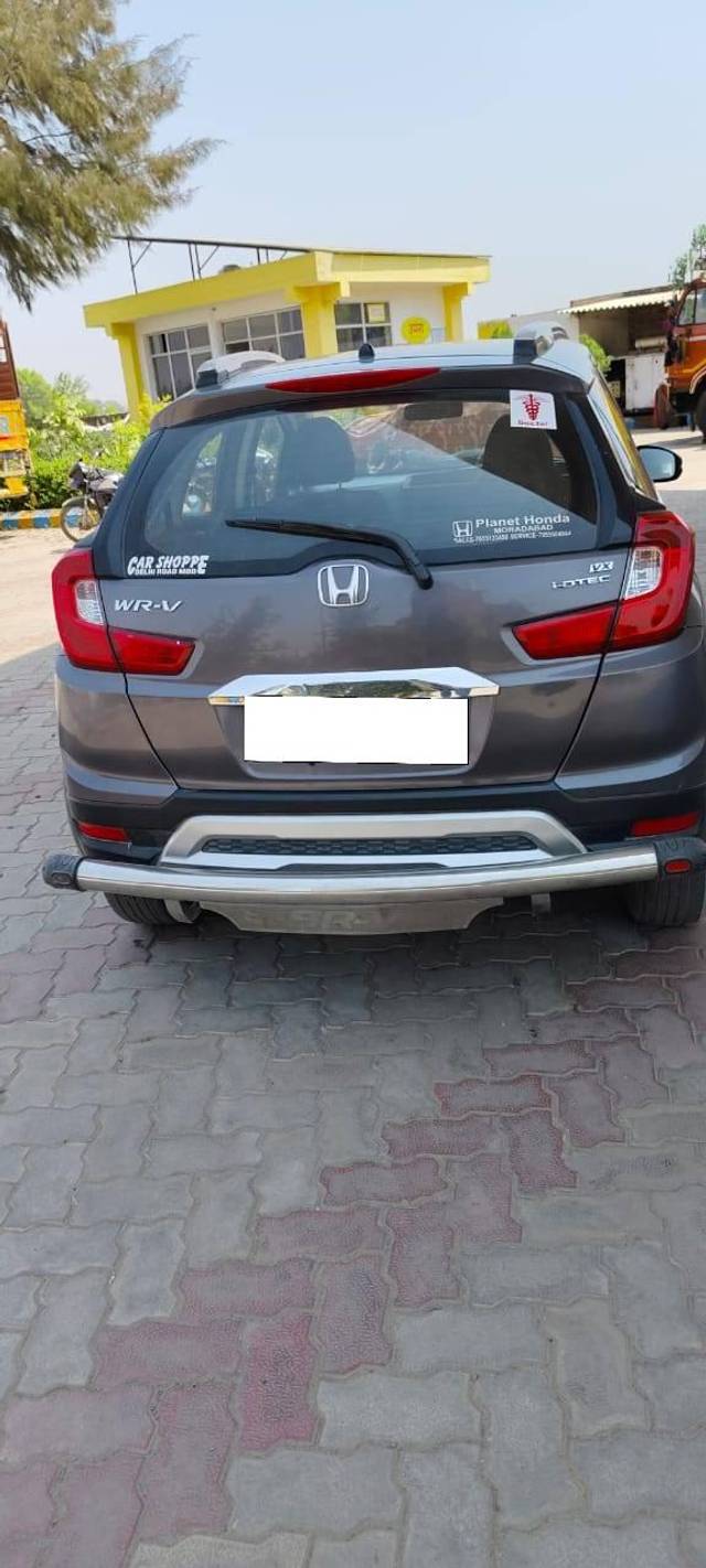 https://images10.gaadi.com/usedcar_image/4533624/original/processed_8557bc8c185fcb9d53b4d72270f36a0a.jpg?imwidth=6401