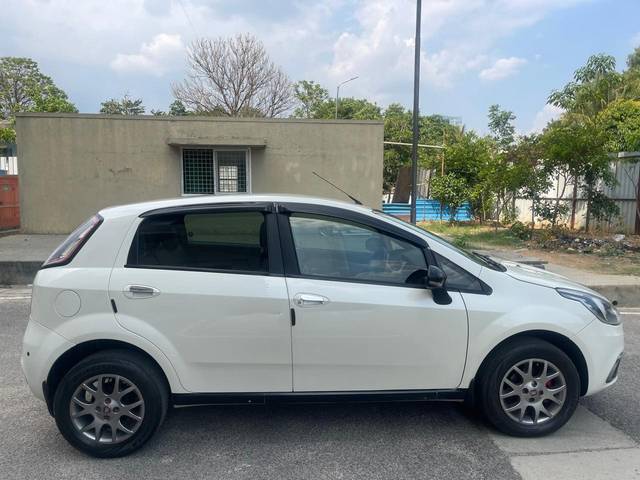 https://images10.gaadi.com/usedcar_image/4533638/original/6f62df1223f0875fa170f0294a985d04.jpg?imwidth=6401