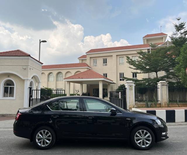 https://images10.gaadi.com/usedcar_image/4533640/original/8e6a21fc180b19c50c6501567e5bf15f.jpg?imwidth=6401