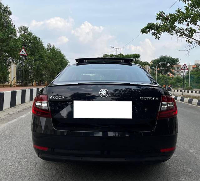 https://images10.gaadi.com/usedcar_image/4533640/original/processed_d16df31fe157d1fede23eed2e762578e.jpg?imwidth=6402