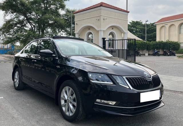 https://images10.gaadi.com/usedcar_image/4533640/original/processed_d5ef404491f57b42b8edbb50c891413b.jpg?imwidth=6400
