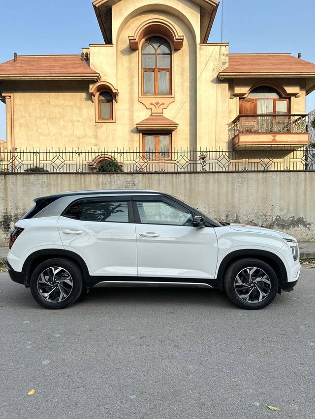 https://images10.gaadi.com/usedcar_image/4533674/original/2195319e21cb018f417f29da95f42b58.jpg?imwidth=6401