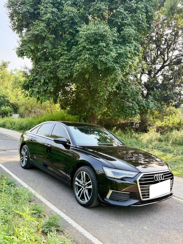https://images10.gaadi.com/usedcar_image/4533678/original/processed_7f4c108db9c0f1e7f37232ea17d3498d.jpg?imwidth=6402