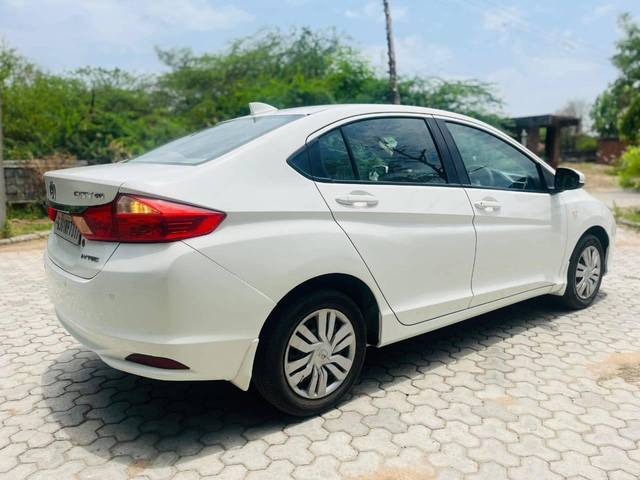 https://images10.gaadi.com/usedcar_image/4533680/original/processed_aa0604ec171aec66b1178c3d22678b3a.jpg?imwidth=6402