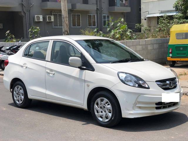 https://images10.gaadi.com/usedcar_image/4533687/original/processed_bf92ee2fb5268cd492675995c9009d32.jpg?imwidth=6400
