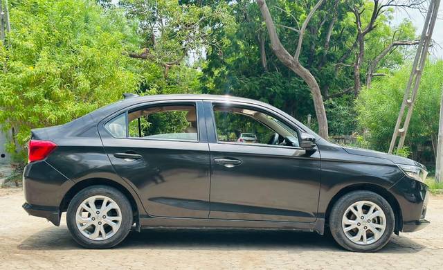 https://images10.gaadi.com/usedcar_image/4533688/original/b8a1287ce928a28b5c540424e40a91b3.jpg?imwidth=6401
