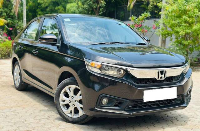 https://images10.gaadi.com/usedcar_image/4533688/original/processed_ead0f7a6c60e5bcb17a488b1850540a5.jpg?imwidth=6400