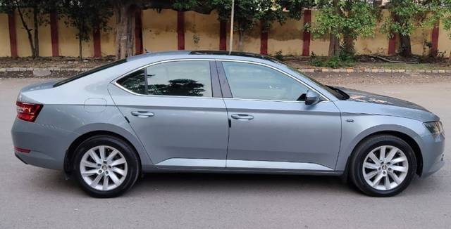 https://images10.gaadi.com/usedcar_image/4533693/original/e4bd54d3bf3f27944ab860a39cd5c34b.jpg?imwidth=6401