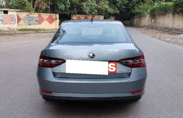 https://images10.gaadi.com/usedcar_image/4533693/original/processed_f4c65e1b7072e2e801b57e2713e33b56.jpg?imwidth=6402