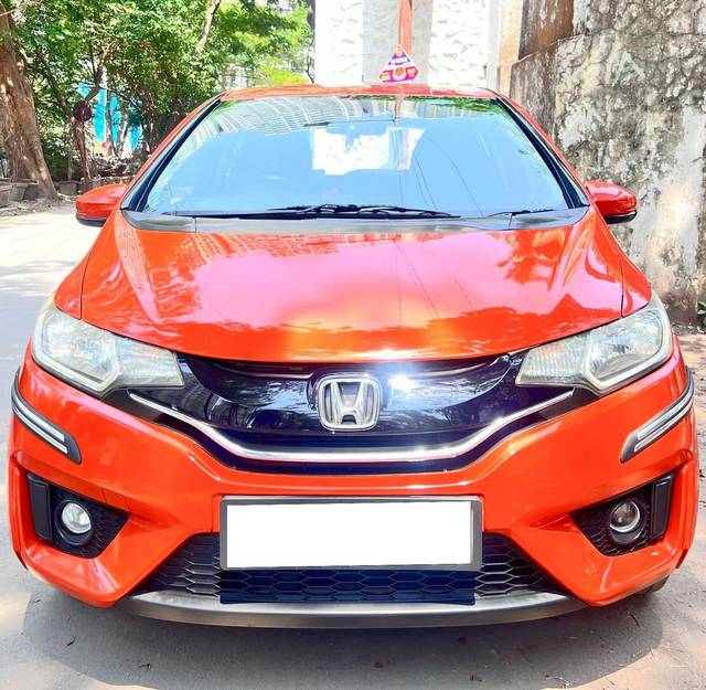 https://images10.gaadi.com/usedcar_image/4533697/original/processed_f8efd53ab86c68b5ca1f720c16b9b67e.jpg?imwidth=6402