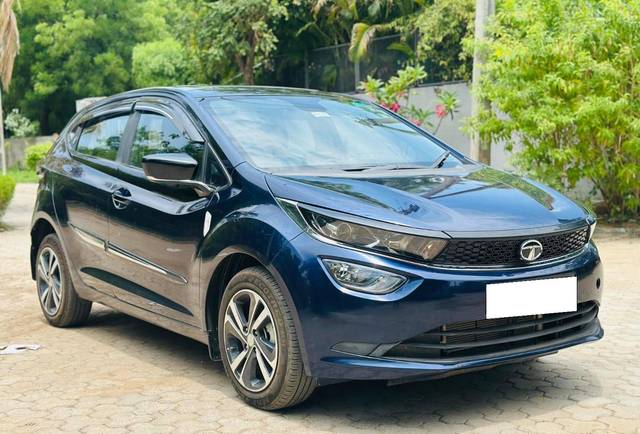 https://images10.gaadi.com/usedcar_image/4533712/original/processed_8e3c33b3171579ec3f837af5c4fa48e4.jpg?imwidth=6400