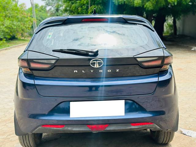 https://images10.gaadi.com/usedcar_image/4533712/original/processed_a61721f94e654b1d7c9450090bca33d3.jpg?imwidth=6402